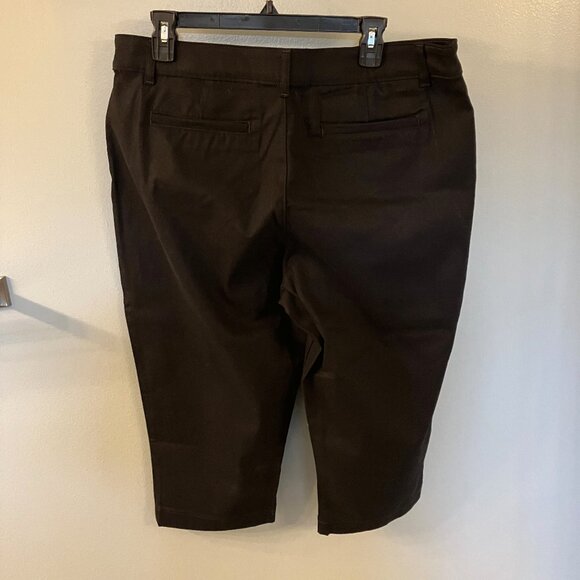 NWT St. John's Bay Black Mid Rise Secretly Slender Capris Size 14 - Picture 7 of 7